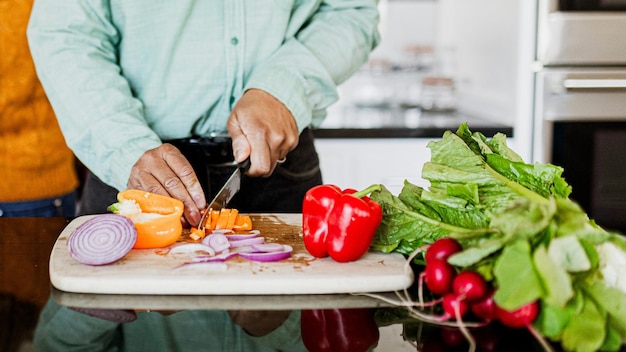 Šéfkuchár pripravuje zeleninové jedlo